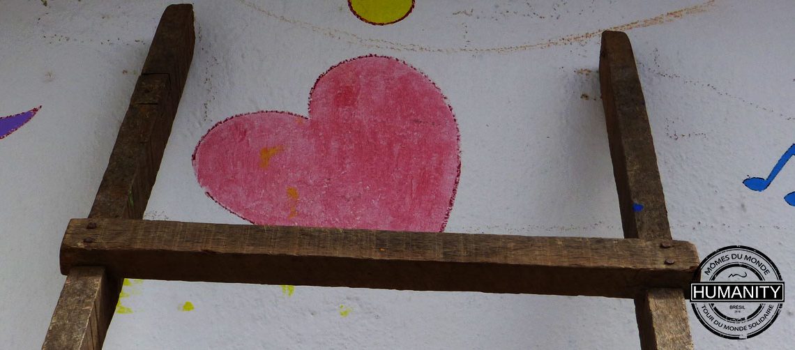 coeur echelle mur blanc